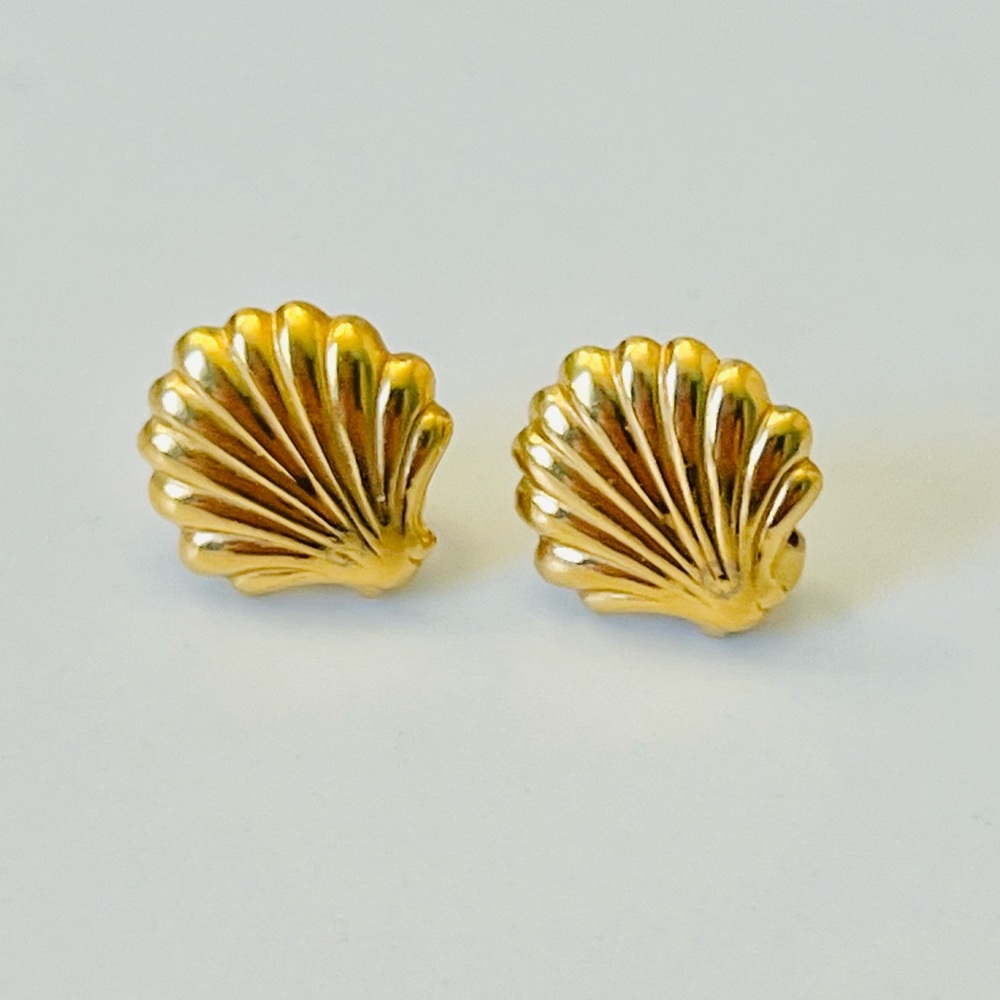Vintage Gold Scallop Shell Post Earrings